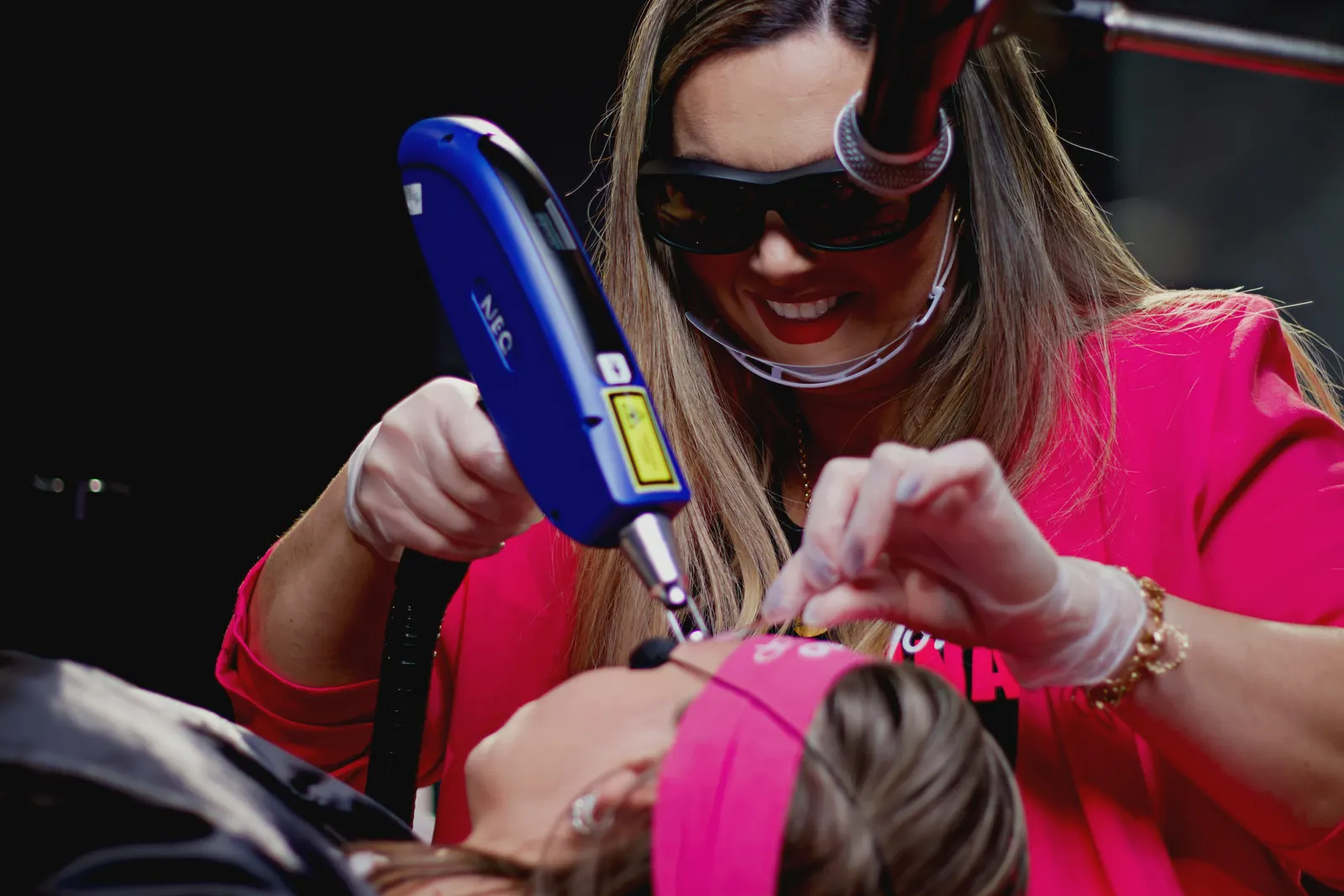 Profissional sorrindo durante demonstração