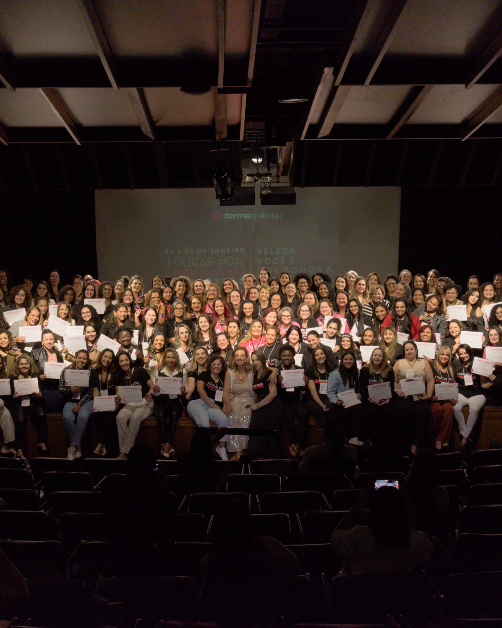 Foto coletiva das participantes no palco
