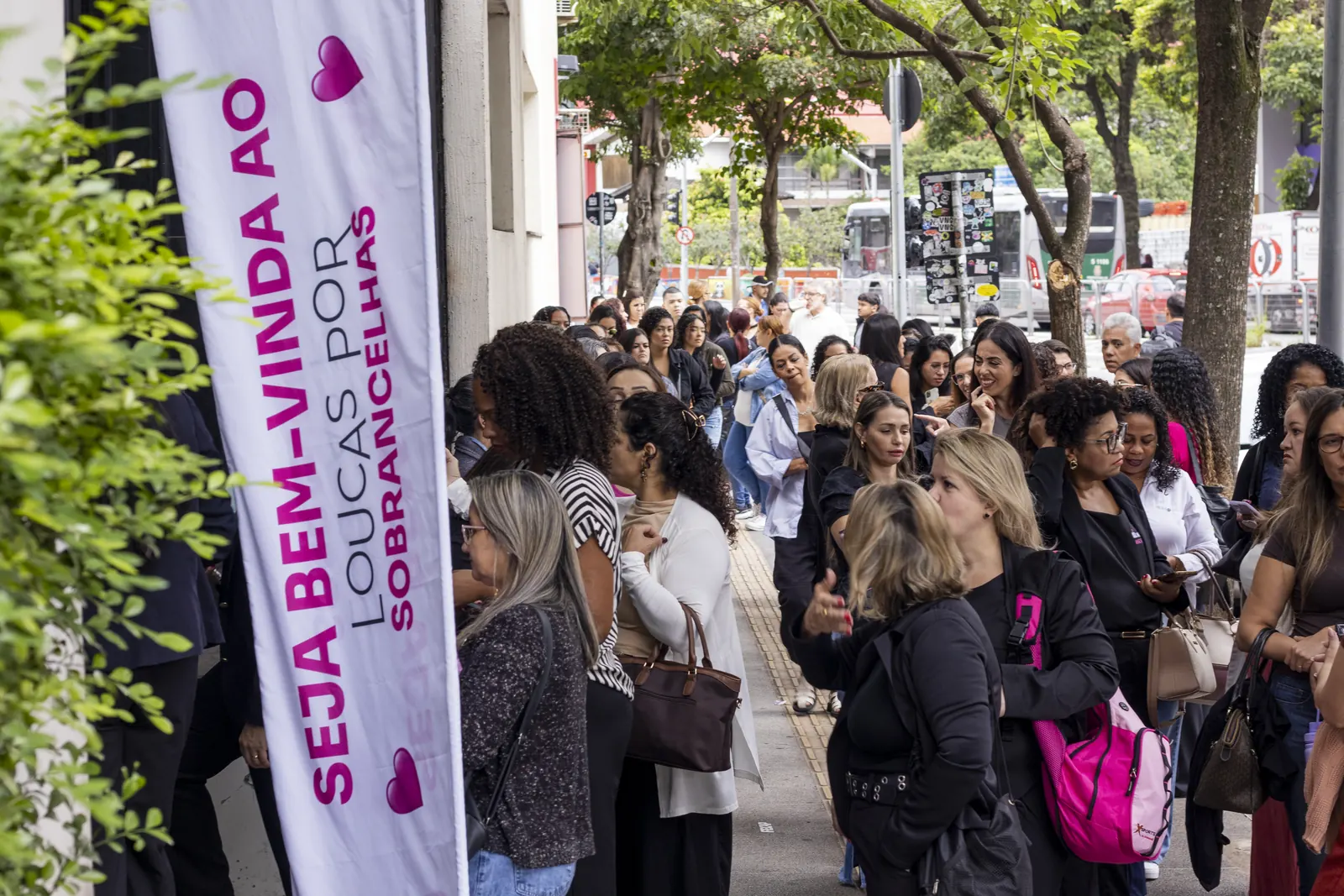 Fila de chegada com o banner Seja bem-vinda ao LoUcAs